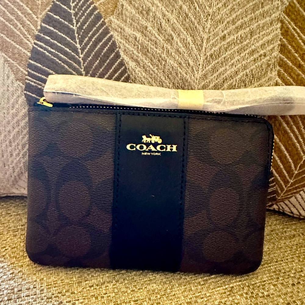 Coach Wristlet! NWT Approximately 5 x‎ 3.5 x 1. Signature canvas. - Picture 3 of 10